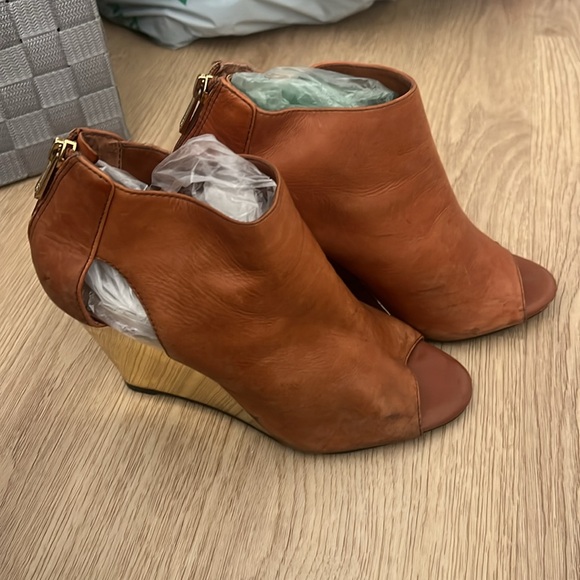 Jessica Simpson leather wedge heels. Size 7. Gold heel. Camel color - Picture 3 of 7